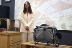 Marta Turska, "Niezbędnik "morsa". Wielofunkcyjny organizator ułatwiający zimowe kąpiele." Promotor: dr Paweł Gełesz, recenzent: dr Tomasz Kwiatkowski fot. T.Kwiatkowski