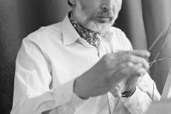 prof. Jacek Popek przy modelu kabiny śmigłowca, w pracowni Wzornictwa. fot: Witold Węgrzyn. 1990 ASP Gdańsk