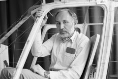 prof. Jacek Popek przy modelu kabiny śmigłowca, w pracowni Wzornictwa. fot: Witold Węgrzyn. 1990 ASP Gdańsk
