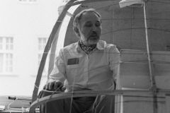 prof. Jacek Popek przy modelu kabiny śmigłowca, w pracowni Wzornictwa. fot: Witold Węgrzyn. 1990 ASP Gdańsk