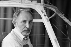 prof. Jacek Popek przy modelu kabiny śmigłowca, w pracowni Wzornictwa. fot: Witold Węgrzyn. 1990 ASP Gdańsk