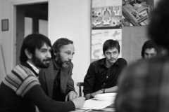 prof. Jacek Popek w czasie zajęć z Wzornictwa. fot: Witold Węgrzyn. 1980/1981 ASP Gdańsk