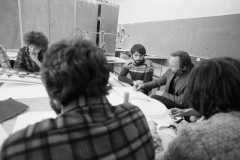 prof. Jacek Popek w czasie zajęć z Wzornictwa. fot: Witold Węgrzyn. 1980/1981 ASP Gdańsk