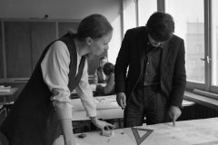 pracownia architektury okrętów, na zdjęciu st. wykł. Roman Sznajder w czasie zajęć. fot: Witold Węgrzyn 1969