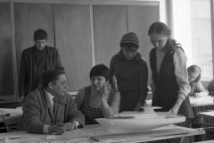 pracownia architektury okrętów, na zdjęciu st. wykł. Roman Sznajder w czasie zajęć. fot: Witold Węgrzyn 1969 ASP Gdańsk